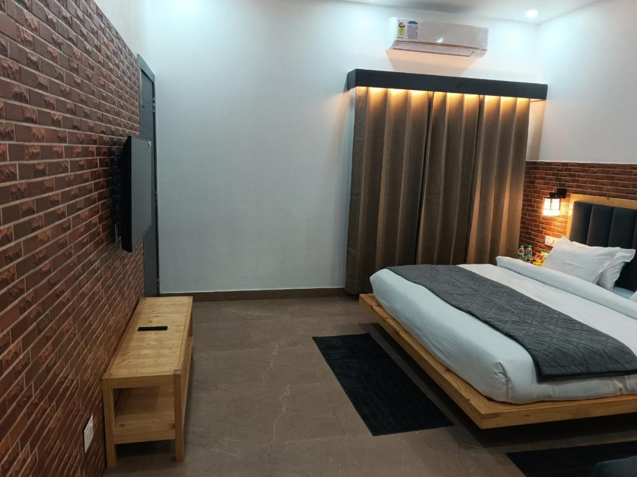 Red Roof Inn Ramnagar  Bagian luar foto